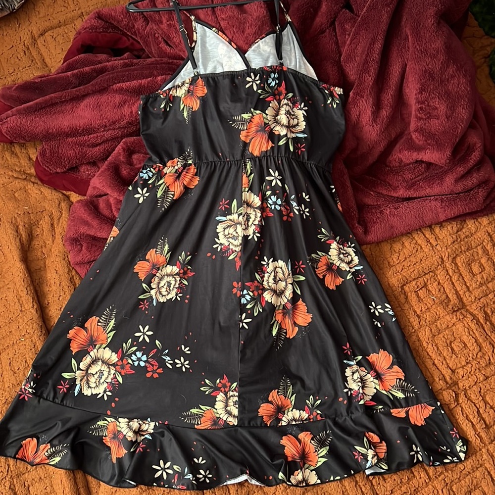 Adorable floral summer dress! - Picture 2 of 2